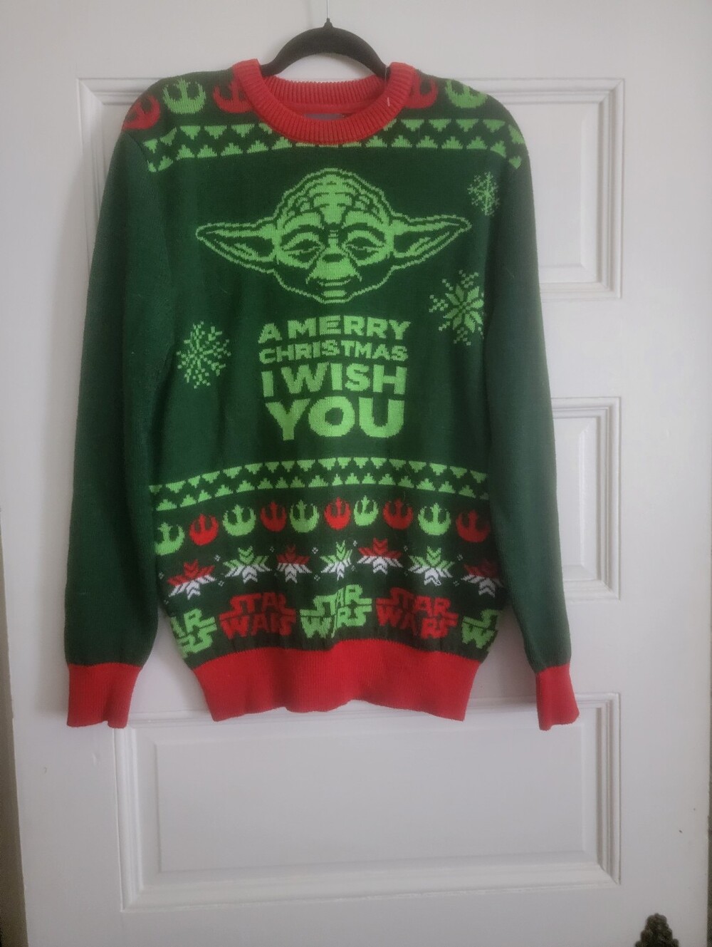 Mens Medium Star Wars Green and Red Yoda Holiday Crewneck Sweater